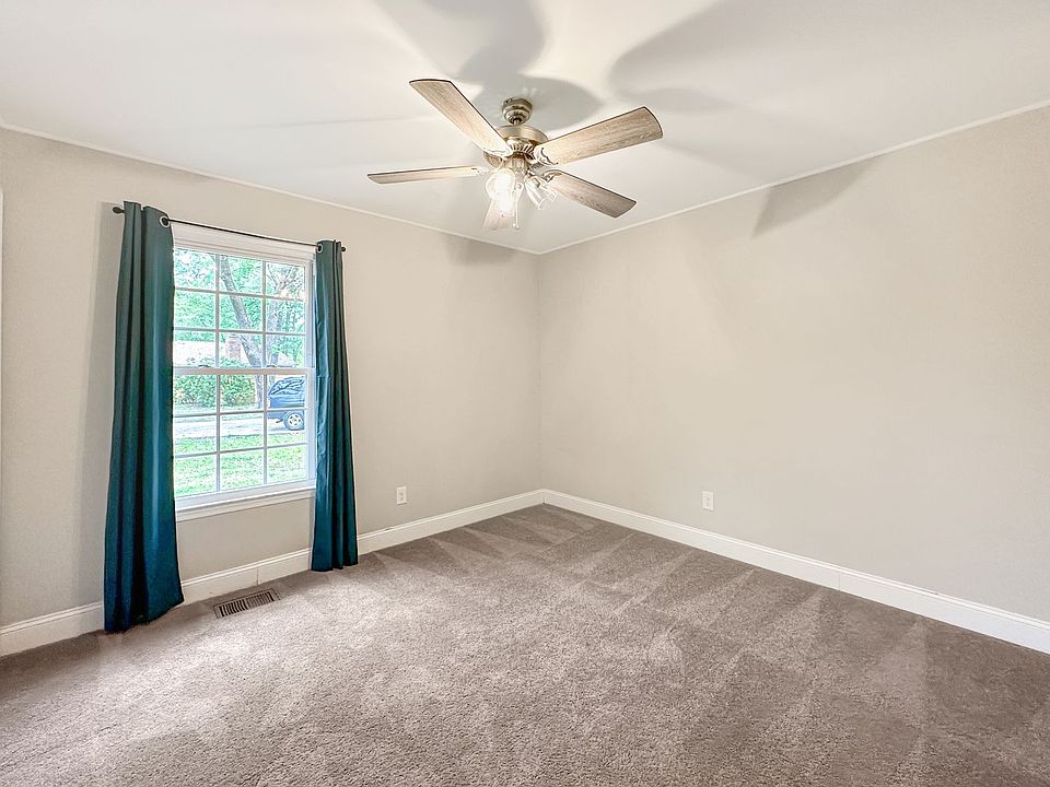 1st image of 102 Middleburg Sq