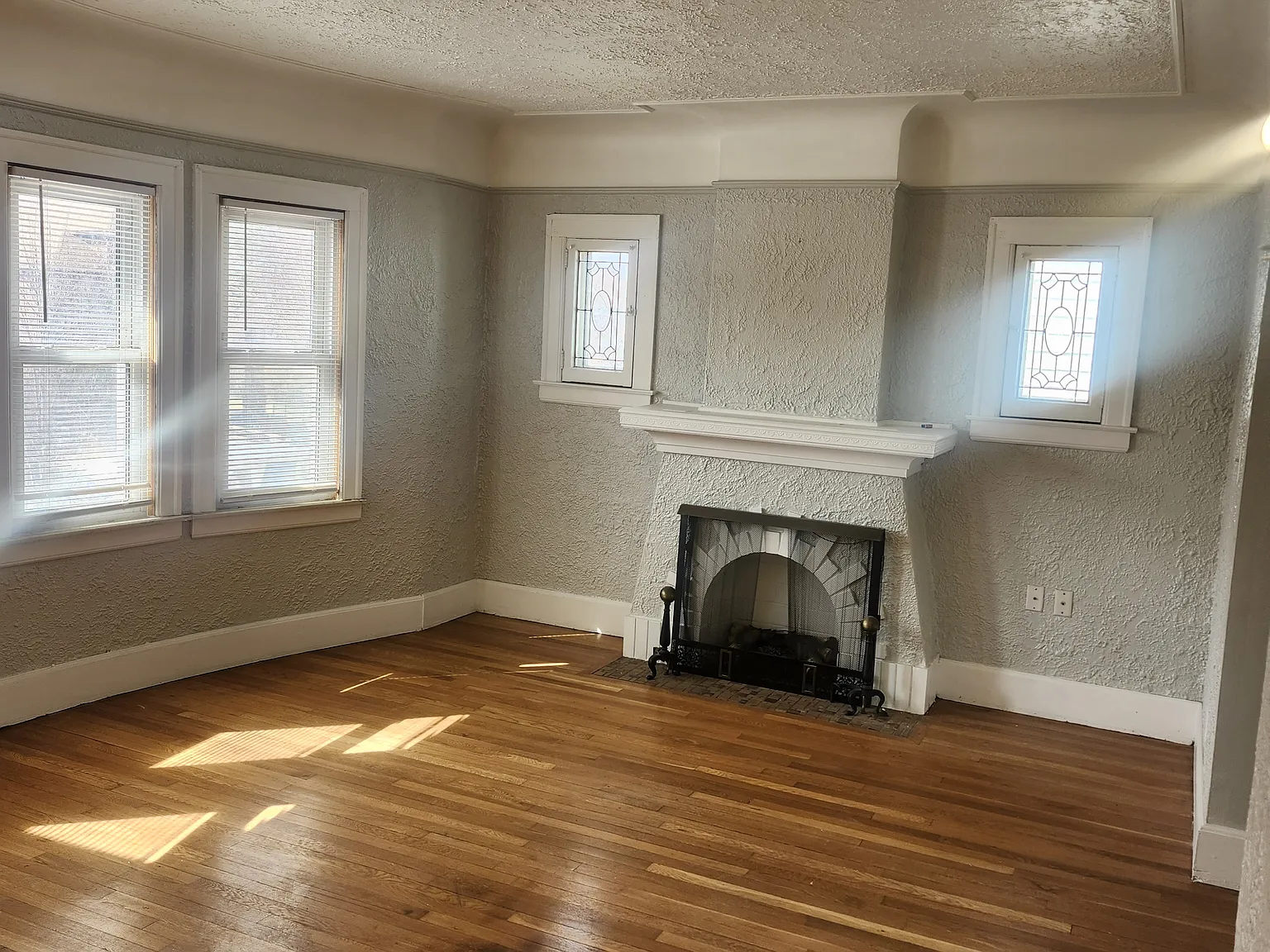 2 bed, 1000 sqft, $1,300 — Photo 2