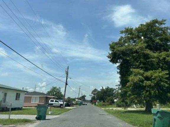 Exterior Neighborhood (street photo)