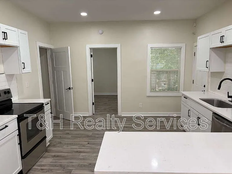 320 W 39th St — Photo 5