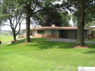 7105 Country Club Rd, Omaha, NE 68152