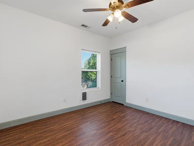 1731 W Elm St — Photo 4