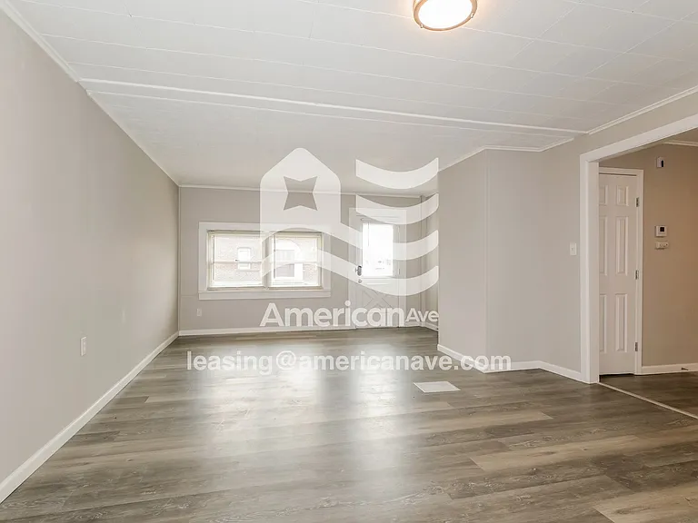914236_003_wm_-_living_room_13599092.jpg