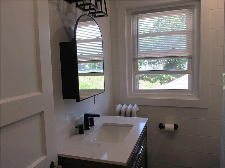 1136 N New St — Photo 12