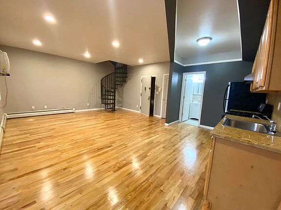 5th image of 20-26 Steinway St #3L