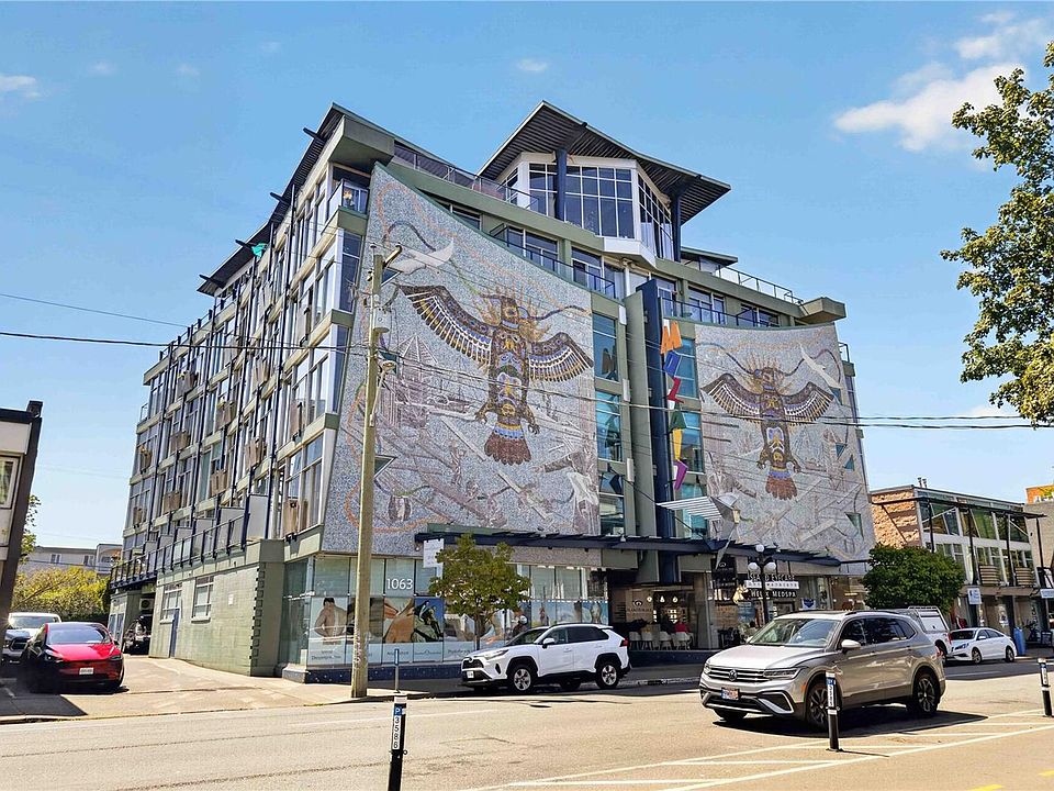 1st image of 1061 Fort St #213
