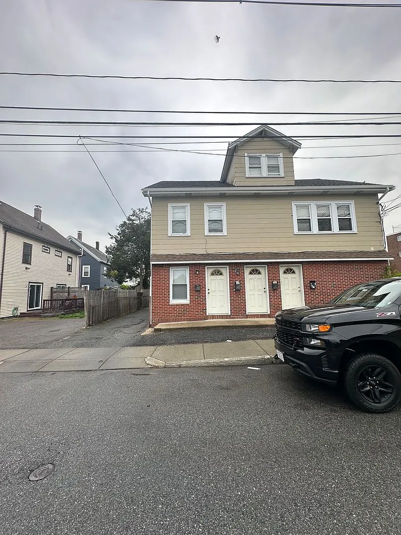 Building Photo - 92-94 Waltham St