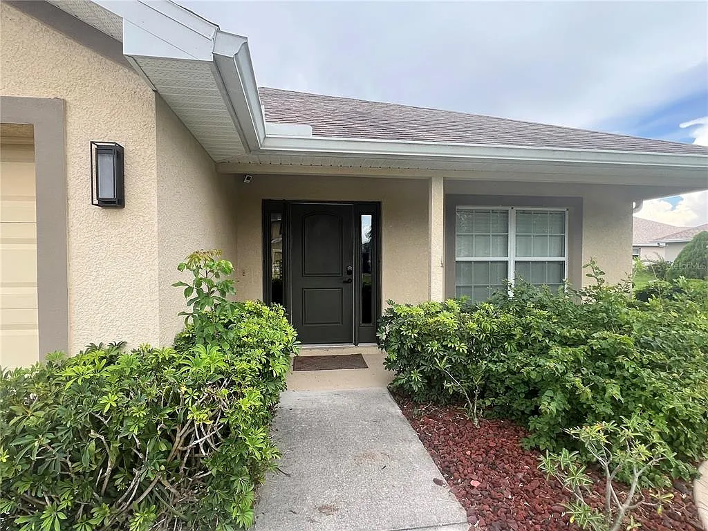 3 bed, 2.0 bath, 2257 sqft, $2,000 — Photo 2