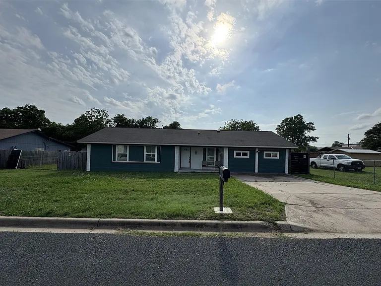 3520 Roanoke Dr — Photo 6