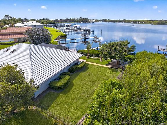 5th image of 1007 SE Kitching Cove Ln