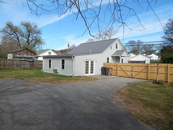 4th image of 2404 Cedar Ln