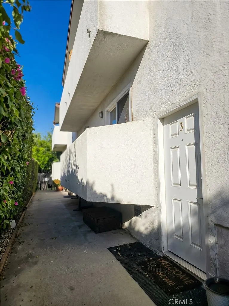 2 bed, 2.5 bath, 1064 sqft, $3,200 — Photo 3