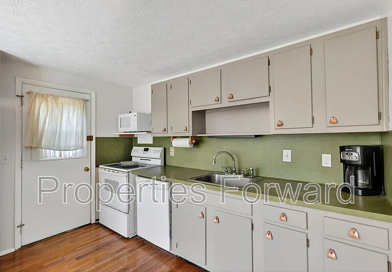 873 Allison Dr — Photo 8