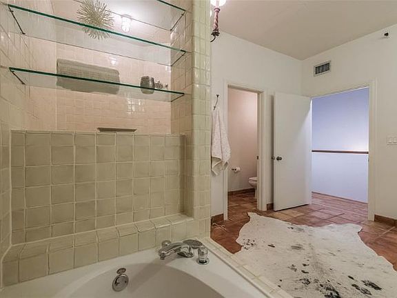 4th image of 1025 S Shepherd Dr #Id5518