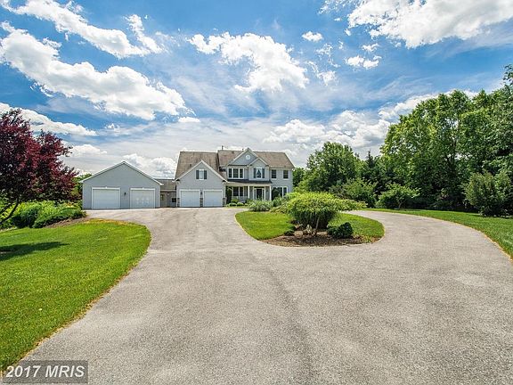 View of home from entry into the driveway
