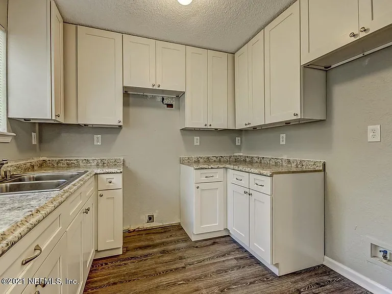 1344 W 8th St — Photo 4