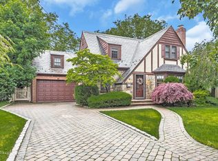 21 Atlas Ave, Malverne, NY 11565