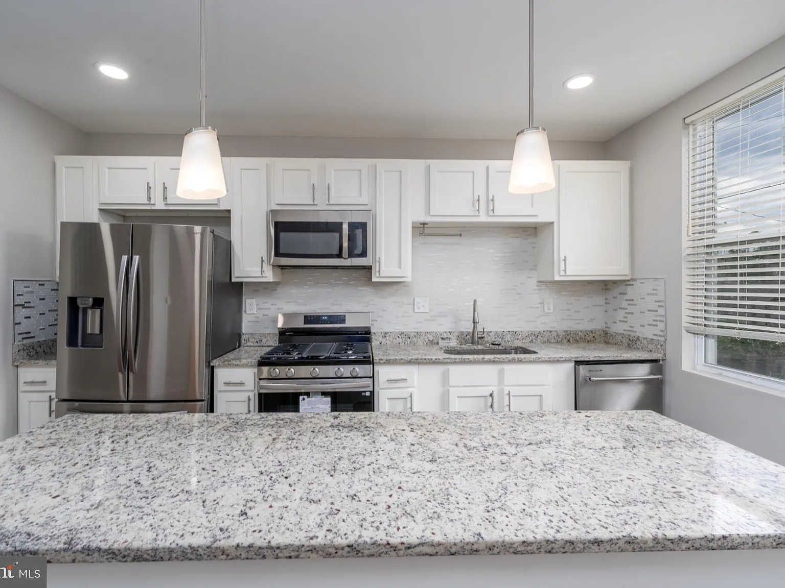 3 bed, 2.5 bath, 1100 sqft, $1,950 — Photo 1