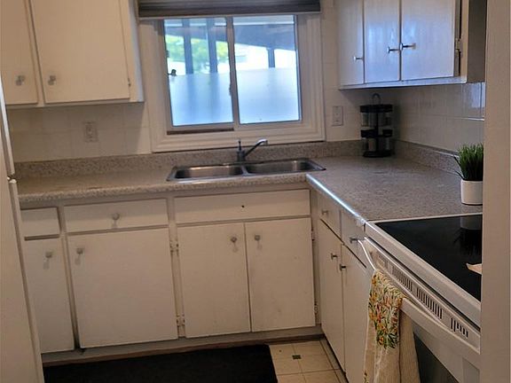3rd image of 415 Morgan Ave #28