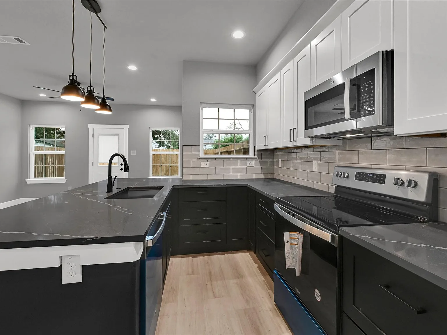 3 bed, 2.5 bath, 1607 sqft, $1,999 — Photo 2