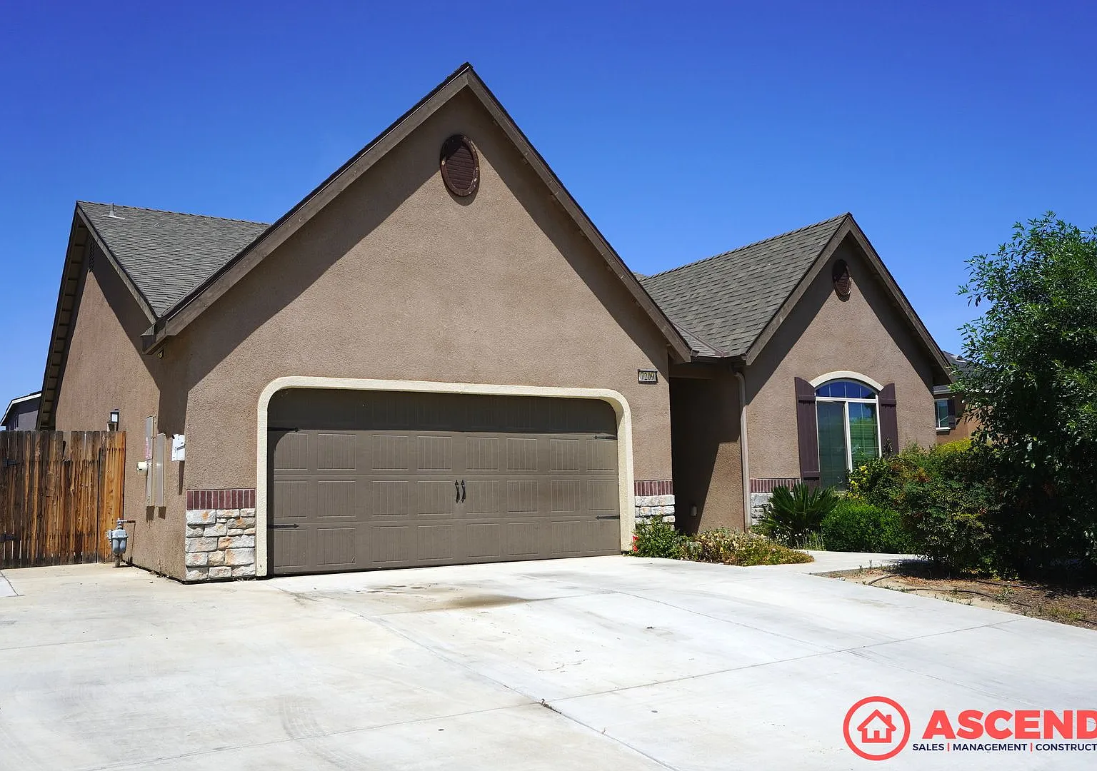 Beautiful 3-Bedroom Corner Lot Home with Solar & Spacious Backyard — Photo 1