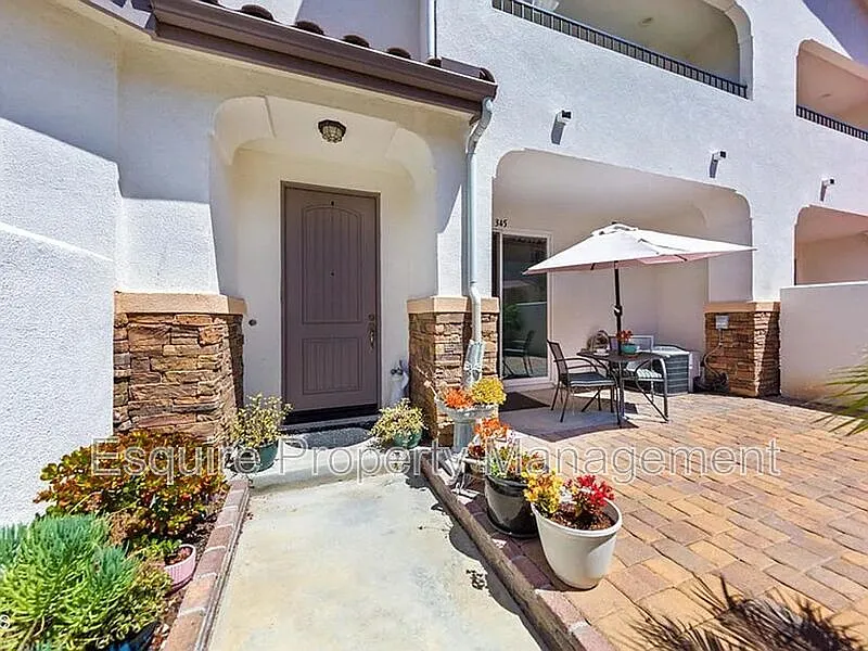 3 bed, 2.0 bath, 2010 sqft, $4,100 — Photo 1