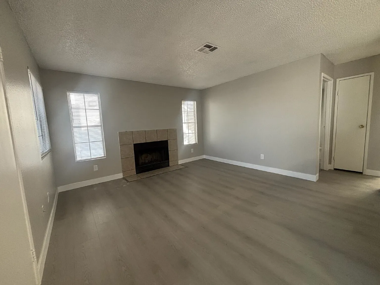 2 bed, 1.0 bath, 803 sqft, $1,200 — Photo 2