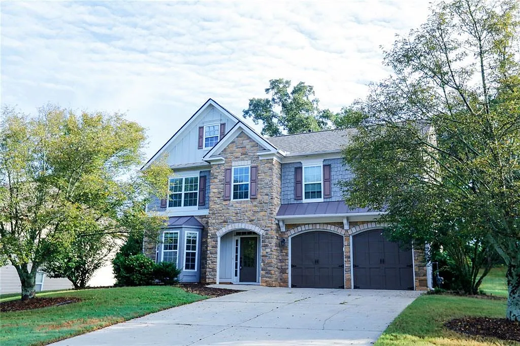 5 bed, 2.5 bath, 2934 sqft, $3,000 — Photo 2