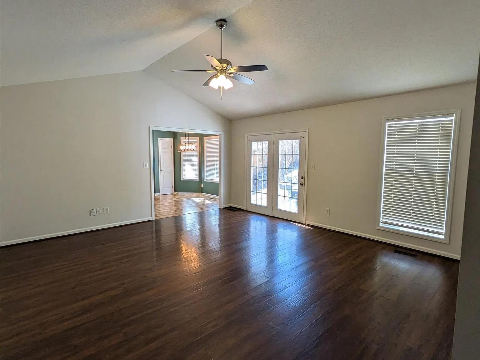 3 bed, 2.0 bath, 1384 sqft, $1,650 — Photo 2