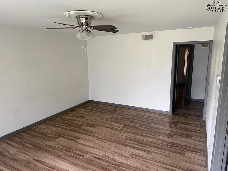 1715 Woodrow Ave — Photo 2