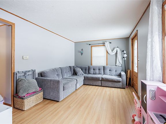 3rd image of 219 Carlisle St