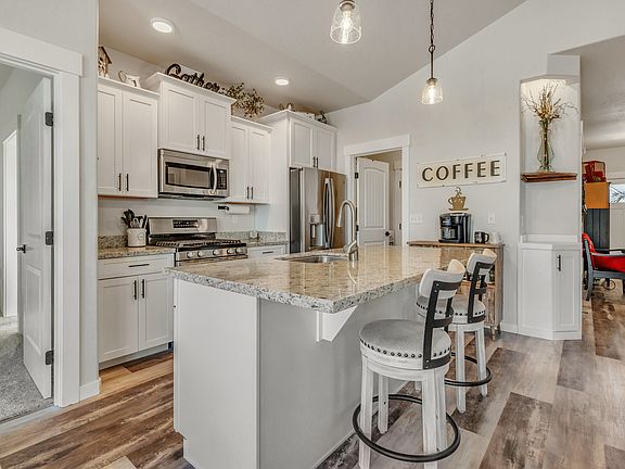 3rd image of 692 Kaitlin Ln