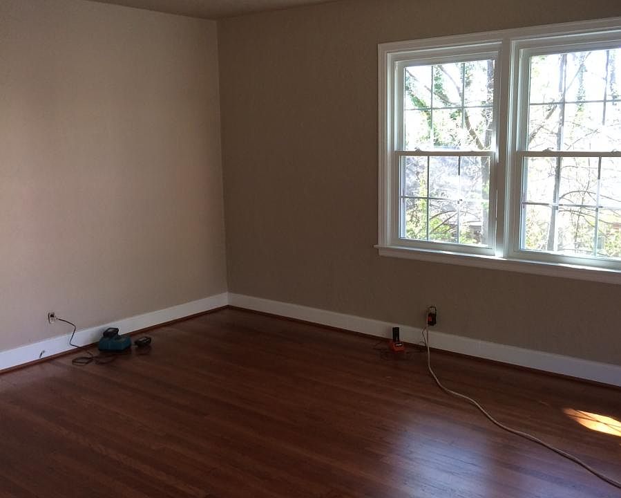 2nd image of 916 E 15th St
