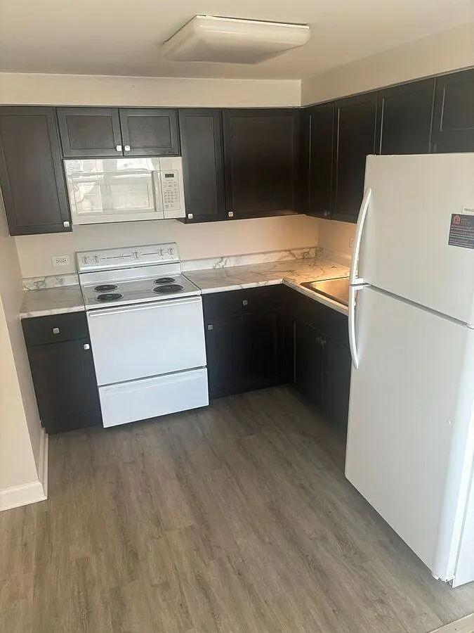 Charming 2-Bedroom Apartment in the Heart of Tinley Park! — Photo 2