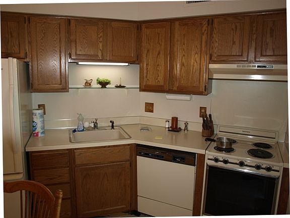 Great kitchen with ample cabinetry