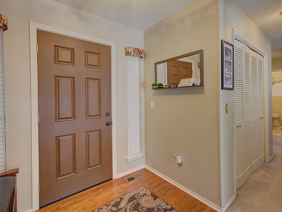 3rd image of 905 S Park Cir