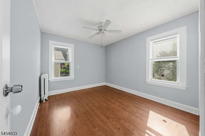 3 bed, 1.0 bath, $3,000 — Photo 2