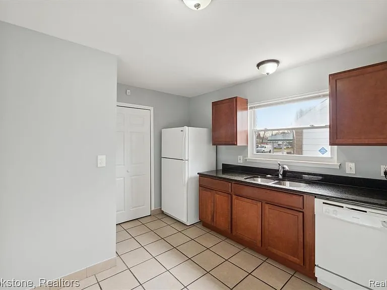 23583 Columbus Ave — Photo 5
