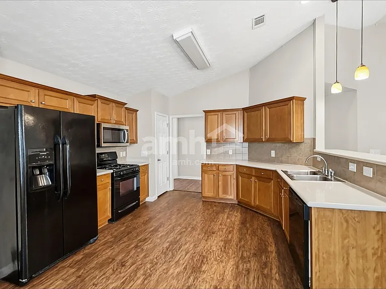 113 Village Dr — Photo 3
