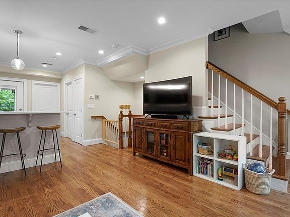 5th image of 11 Essex St #2