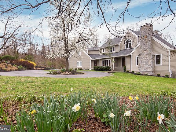 3rd image of 8 Foxhill Ln