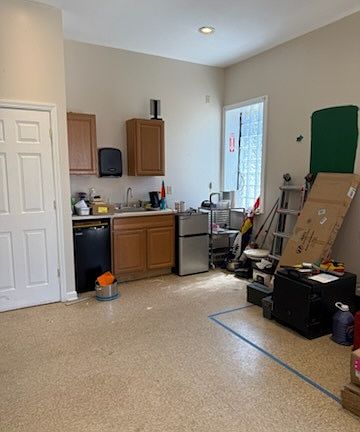 2nd image of 1300 Victoria Ave