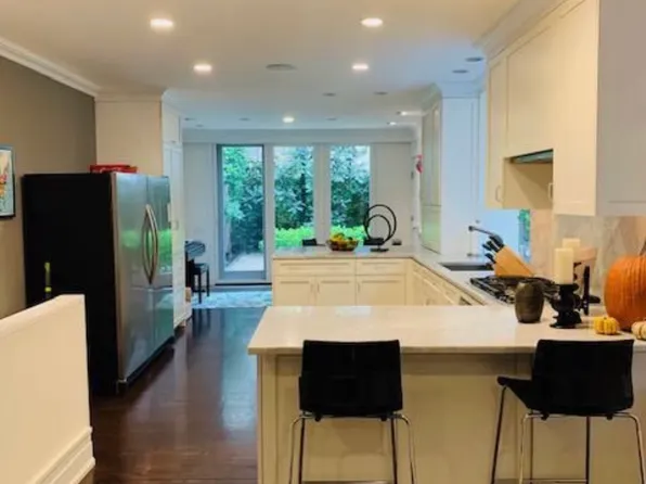 323 Pine St #1F, Philadelphia, PA 19106