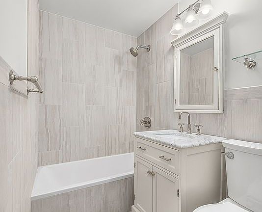 5th image of 625 Main St APT 635