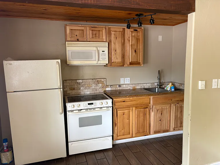 300 W Jefferson Ave #3 — Photo 1