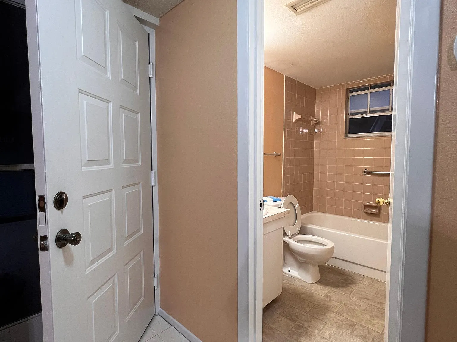 2 bed, 837 sqft, $1,300 — Photo 2