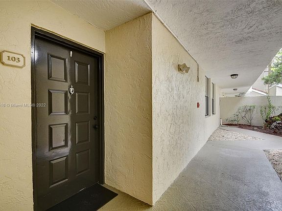 3rd image of 2025 Lavers Cir APT D103