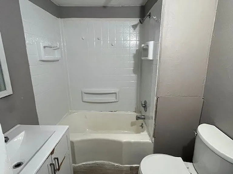 215 E High St — Photo 7