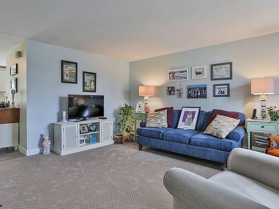 3rd image of 9 Foxtail Ln APT 05