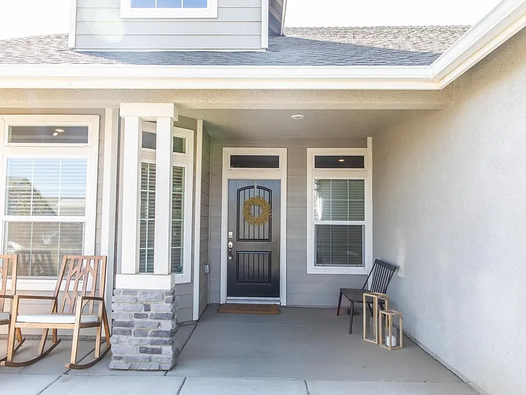 2327 W Queens Way — Photo 3